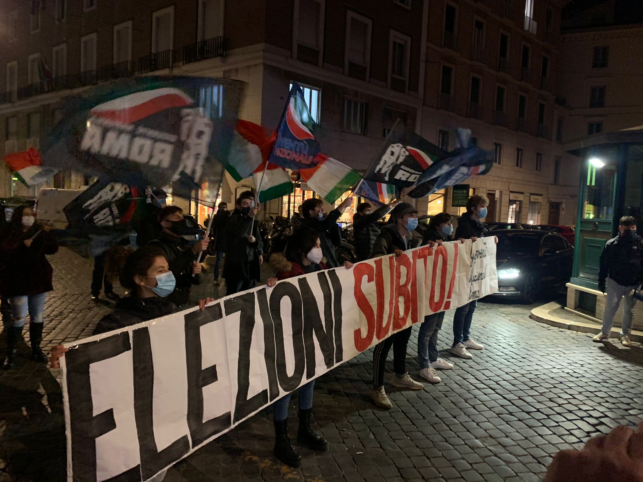 Flash mob di Gioventù Nazionale per chiedere elezioni subito.