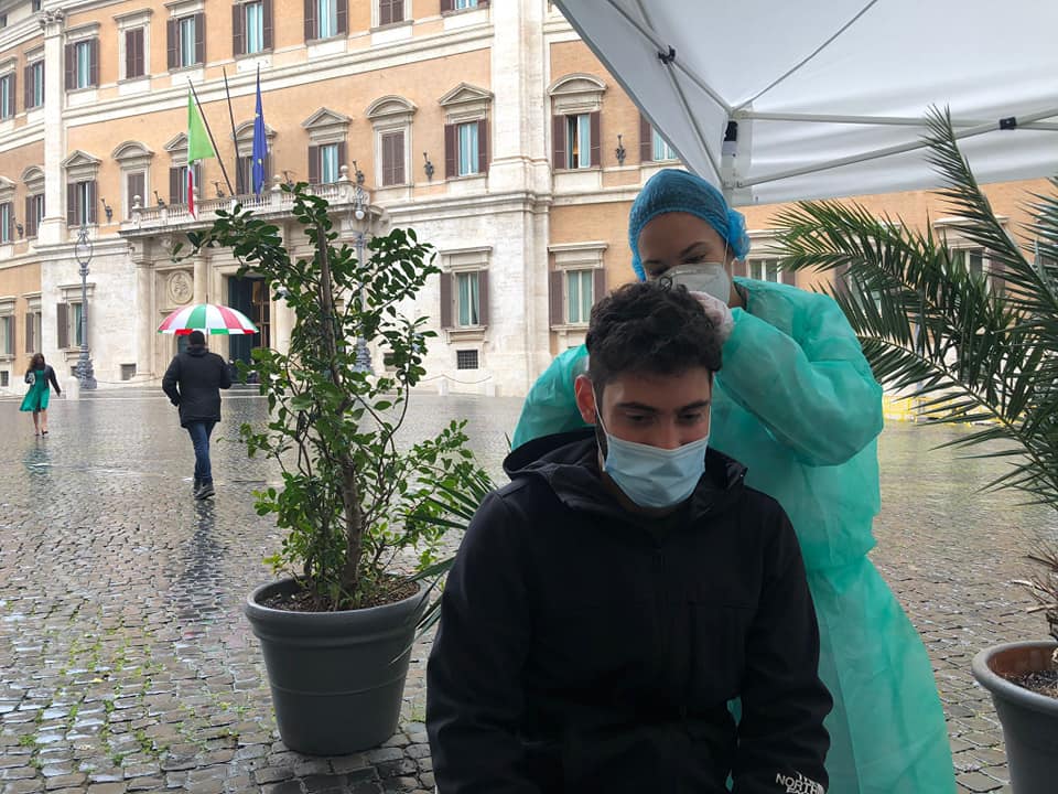 Fabio Roscani, presidente di Gioventù Nazionale, movimento giovanile di Fratelli d'Italia, si sottopone al test antidroga. 